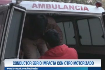 JÓVENES EN MOTOCICLETA COLISIONAN CON VEHÍCULO