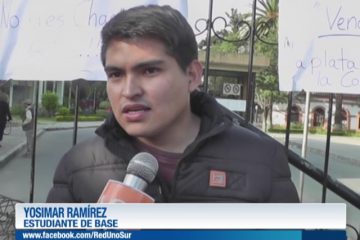 GRUPO DE ESTUDIANTES TOMAN EL CAMPUS UNIVERSITARIO