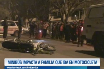 MINIBÚS IMPACTA A FAMILIA QUE IBA EN MOTOCICLETA