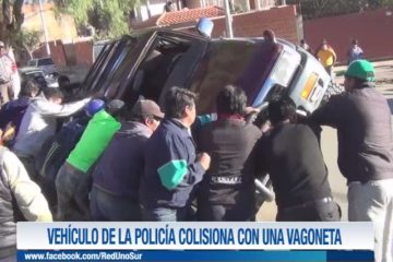 VEHÍCULO DE LA POLICÍA COLISIONA CON UNA VAGONETA