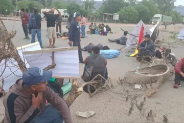 BANANEROS BLOQUEAN CARRETERA YACUIBA – ARGENTINA POR DEUDA DE EXPORTACIÓN