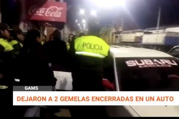 DEJARON A 2 GEMELAS ENCERRADAS EN UN AUTO